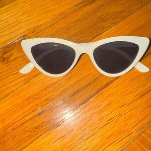 🕶️ H&M Cat-Eye Sunglasses – white  • Gently Used